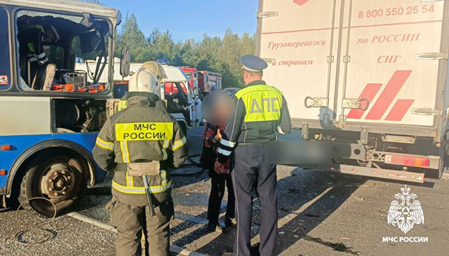 В автобус с дачниками врезался грузовик в Тверской области