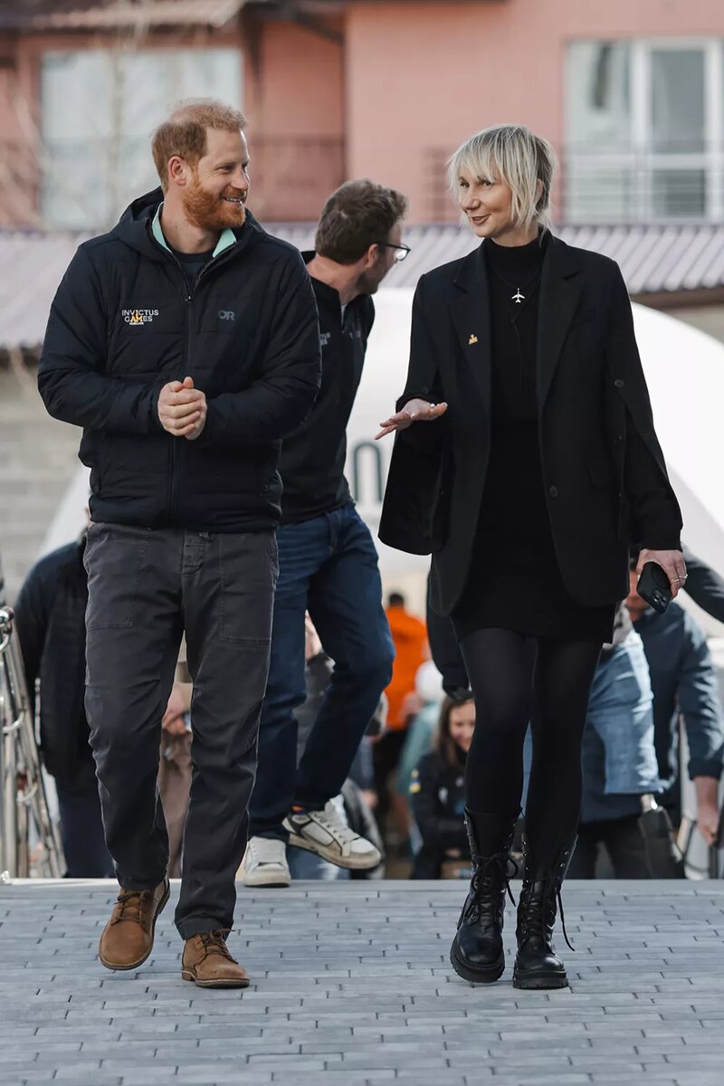 Принц Гарри посещает Центр супергероев в Украине в апреле 2025 года.