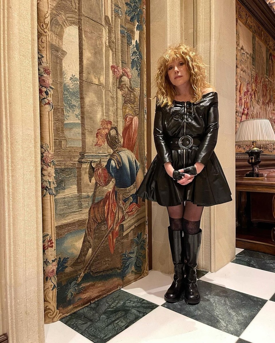 Алла Пугачева у расписанной в ручную стены замка. Фото: Личная страничка героя публикации в соцсети