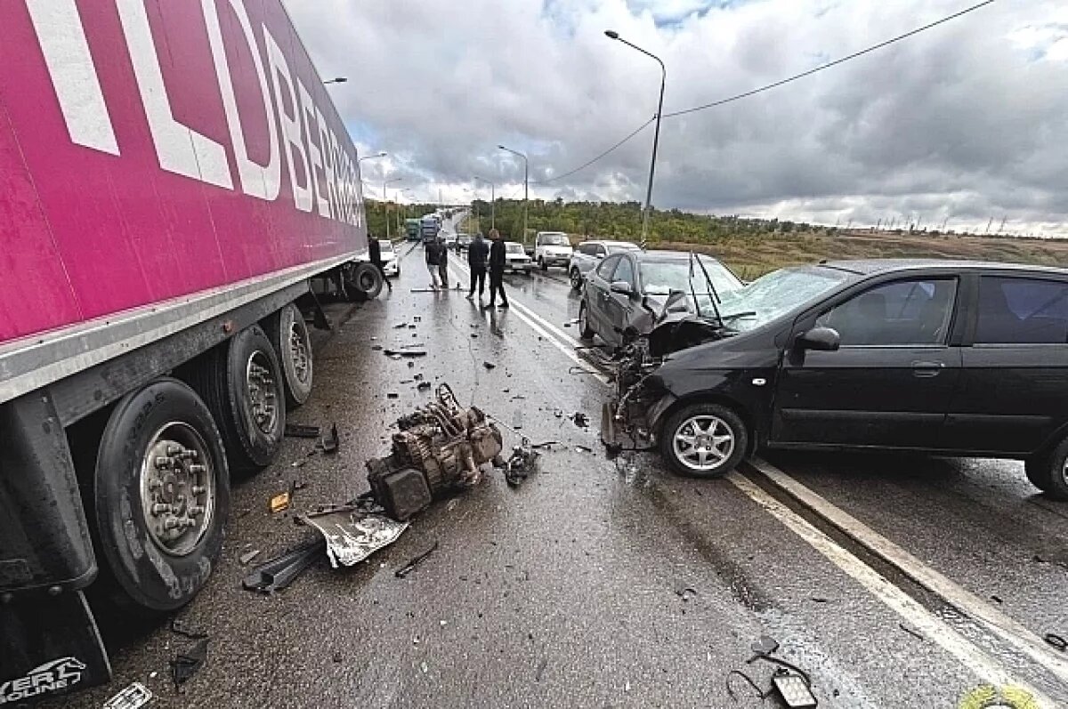    3 легковушки и грузовик маркетплейса: подробности аварии в Волгограде