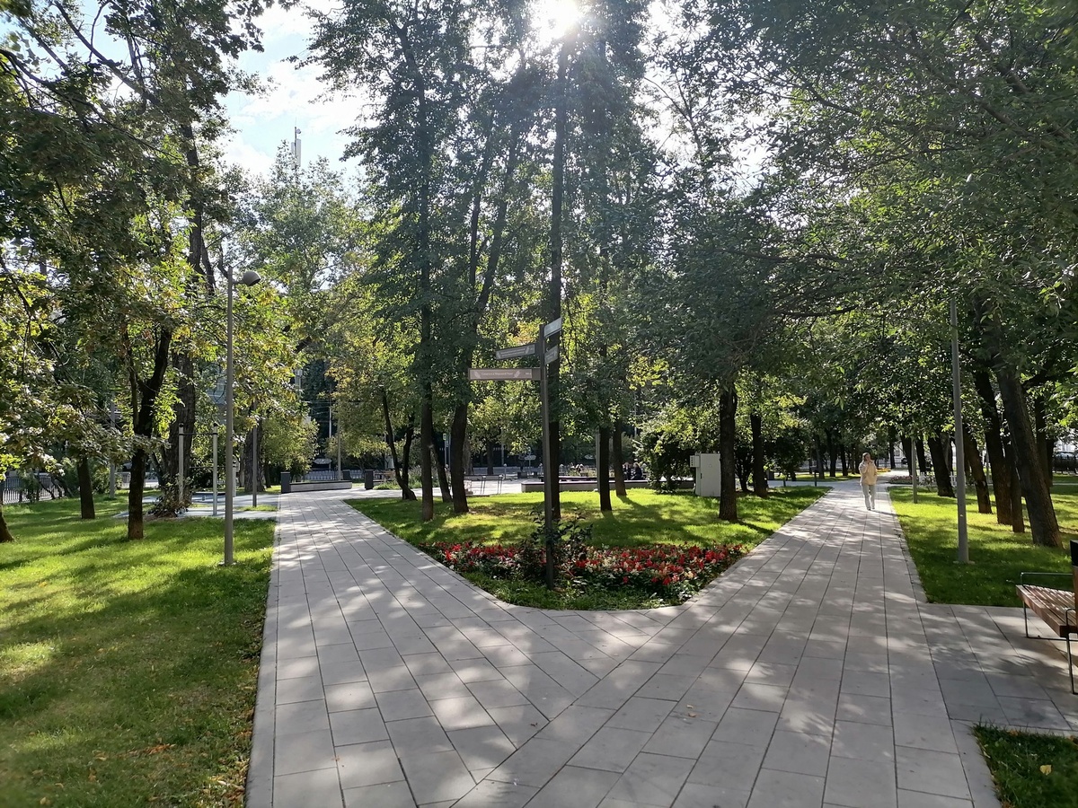 Сквер благоустроен - здесь лавочки, дорожки, воркаут