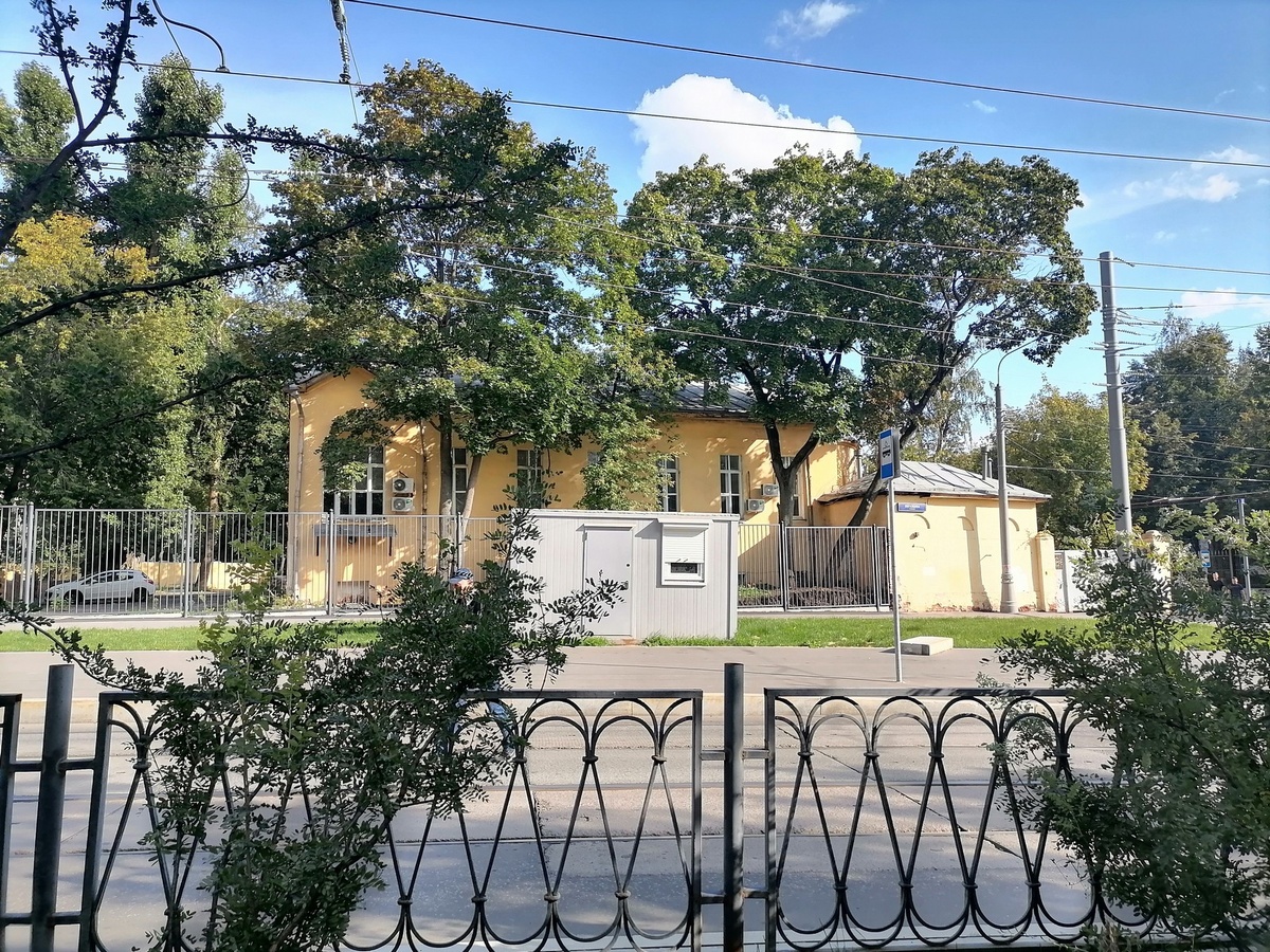 Вот такие здания окружают площадь