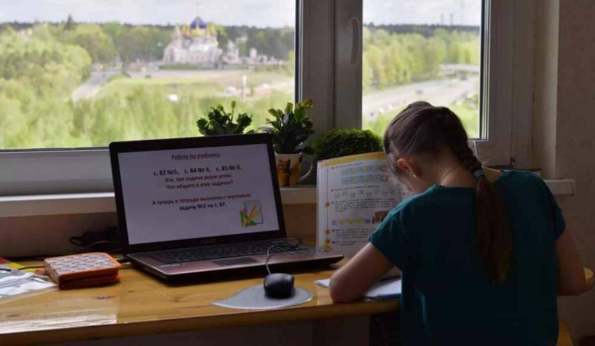     Школьница выполняет домашнее задание. Источник: ria.ru Автор фото: Владимир Трефилов