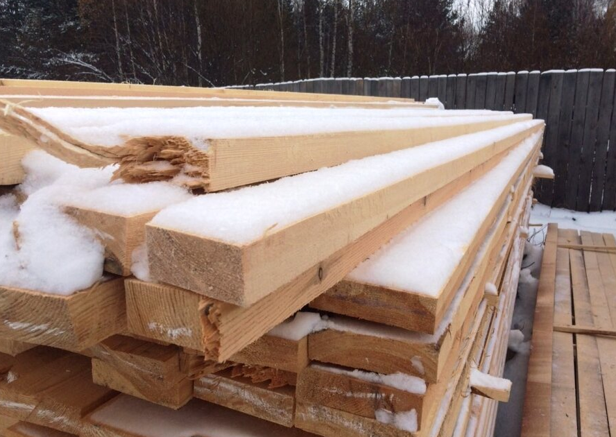 Пиломатериалы под снегом