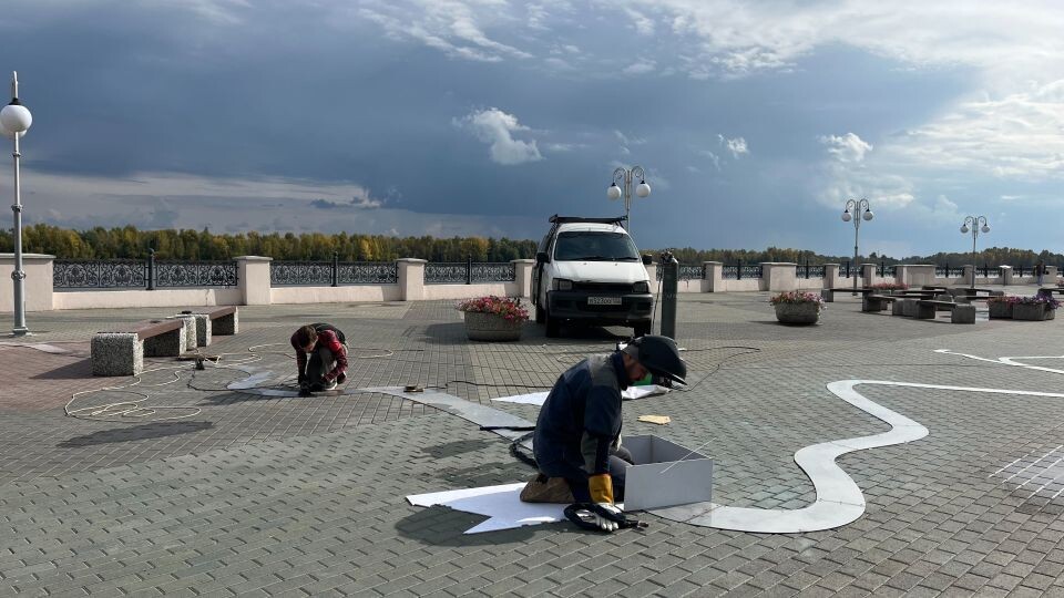    Монтаж "русла" к скульптуре "Девушка-Обь". Источник: Толк