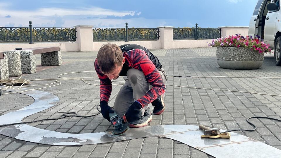    Монтаж "русла" к скульптуре "Девушка-Обь". Источник: Толк