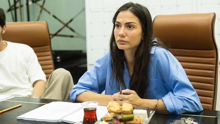 Ильхан Шен и Демет Оздемир обсуждают сценарий фильма. Источник фотографии: https://vk.com/wall-92949256_80153