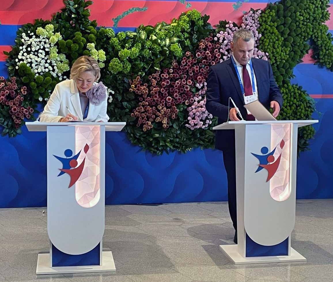 На фото: Министр семьи, труда и социальной защиты населения Башкирии Ленара Иванова и директор АНО "Территория сильных людей" Евгений Куйбышев.