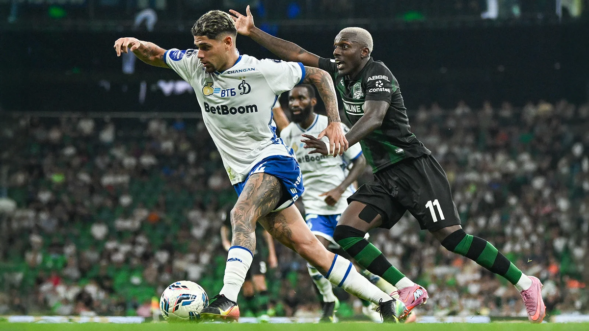 Рубенс Диас ("Динамо") и Жоау Батчи ("Краснодар") во время матча. (Фото Степана Ноздрева / ТАСС)