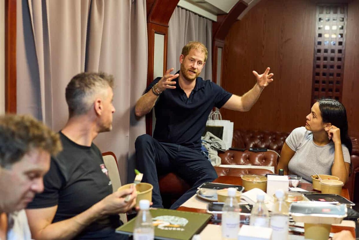 Принц Гарри в поезде из Польши