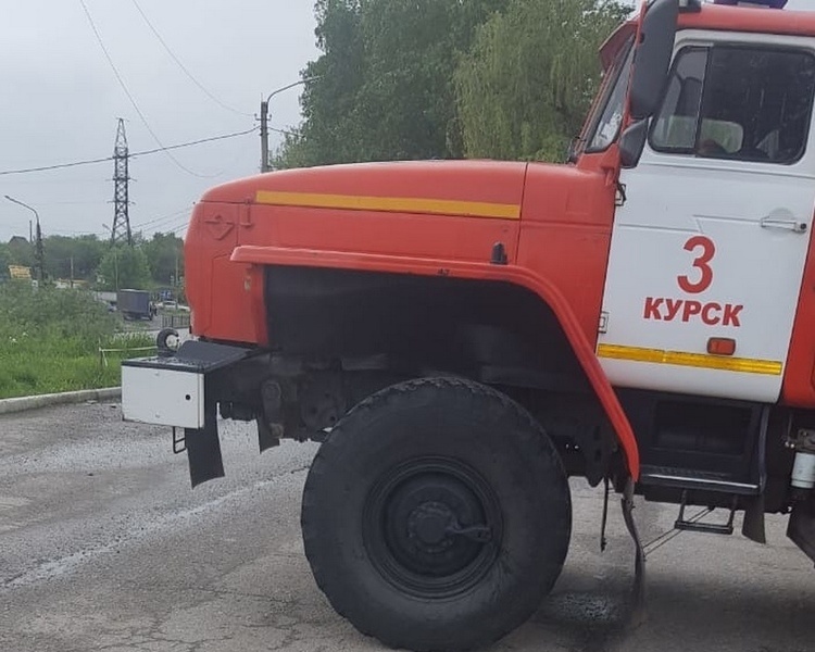     В Курске спасатели эвакуировали двух человек при пожаре в жилом доме