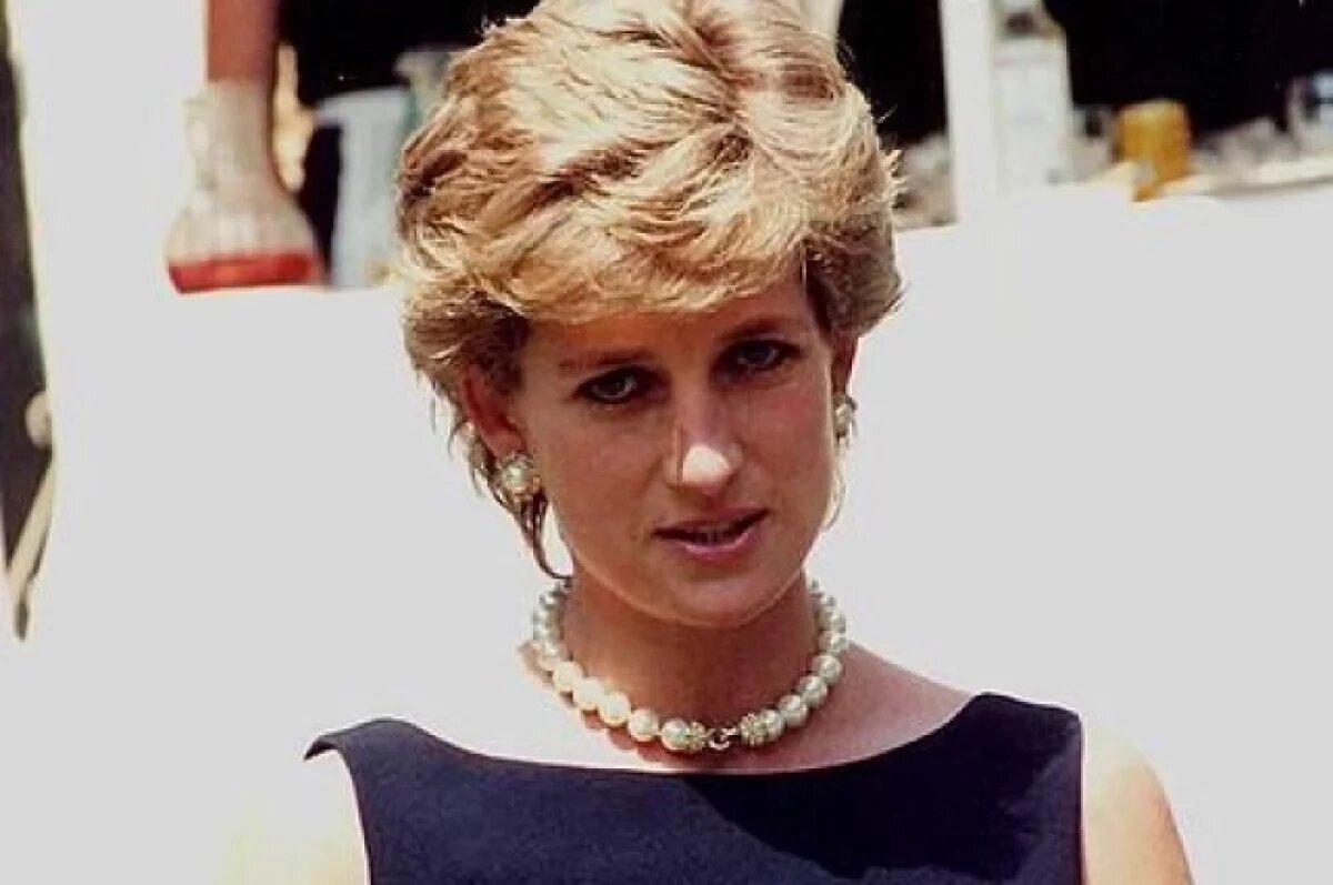    Карл бросил принцессу Диану и ушел к Камилле в день, когда она родила Гарри