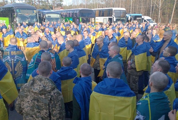    Украинские пленные рядом с автобусами после обмена, 19 апреля 2025 года. Фото: Ukrainian Presidential Press Service / Handout via Reuters