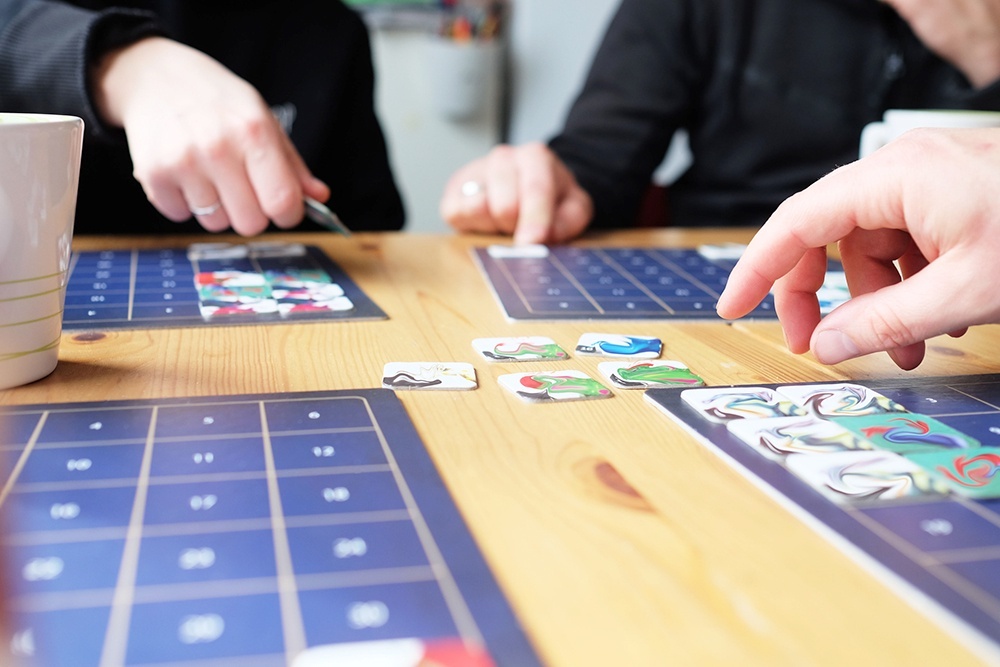    Настольные игры - это не компьютерные игры, в которые человек погружается, находясь в одиночестве. Они являются прекрасным инструментом для живого общения. / Фото: iStock
