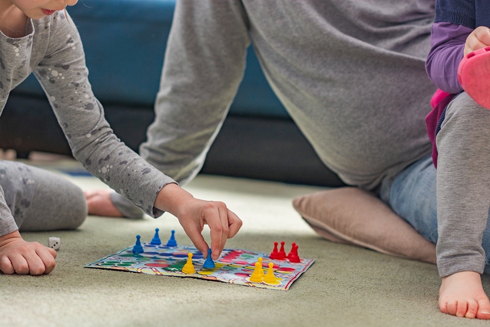    Для детей младшего возраста больше подойдут визуальные игры, для среднего - соревновательные, тем, кто постарше, наверняка будут интересны задания на логику, эрудицию, стратегию. / Фото: iStock