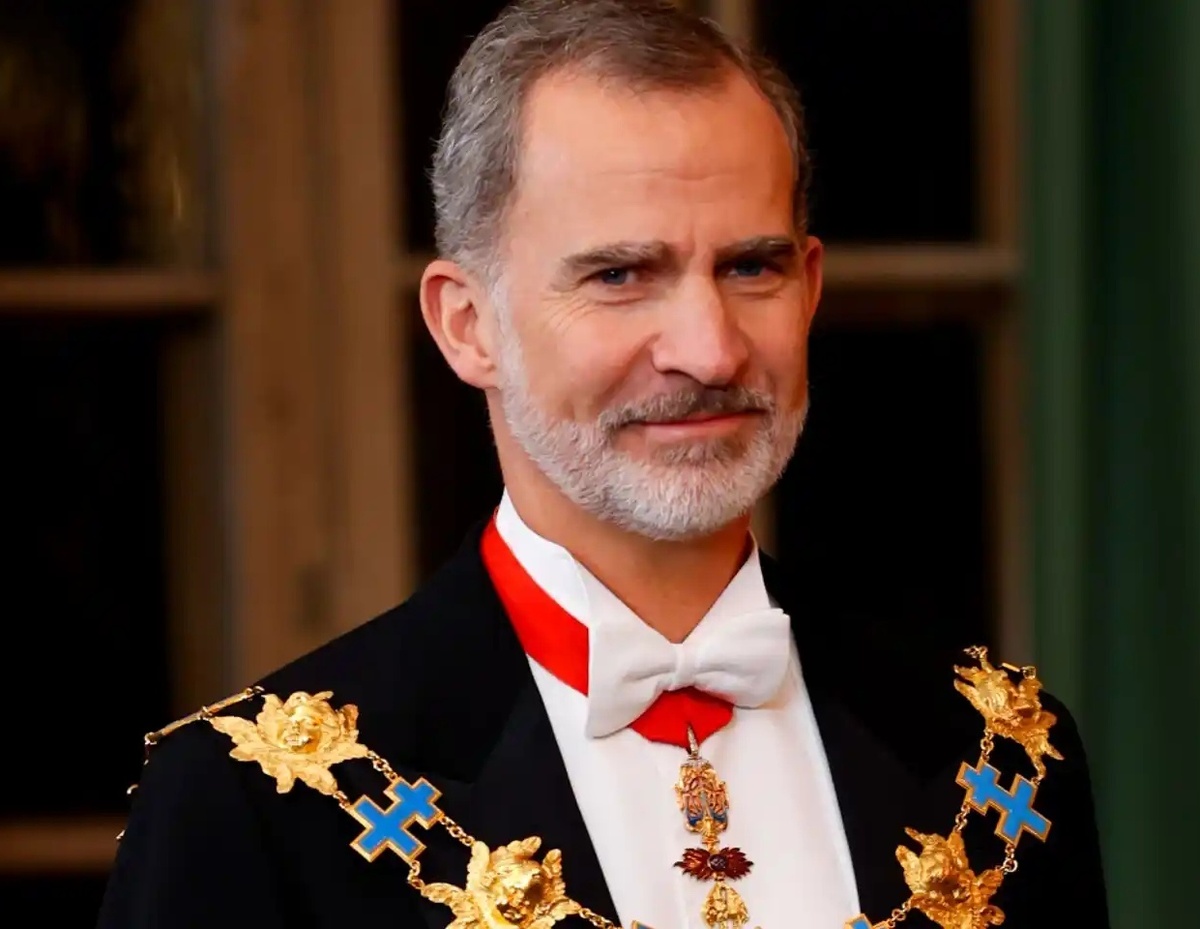 Испанский король Фелипе отстранил от власти своего папашу. 