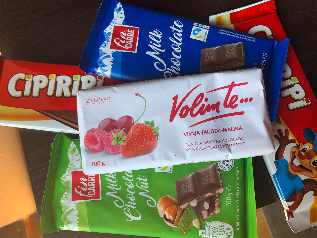 Это сербские всякие шоколадки) и надо знать, где их покупать, иначе они совсем не дешевые. Фото автора