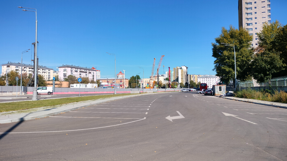 Автостоянка на месте где проходила железнодорожная ветка