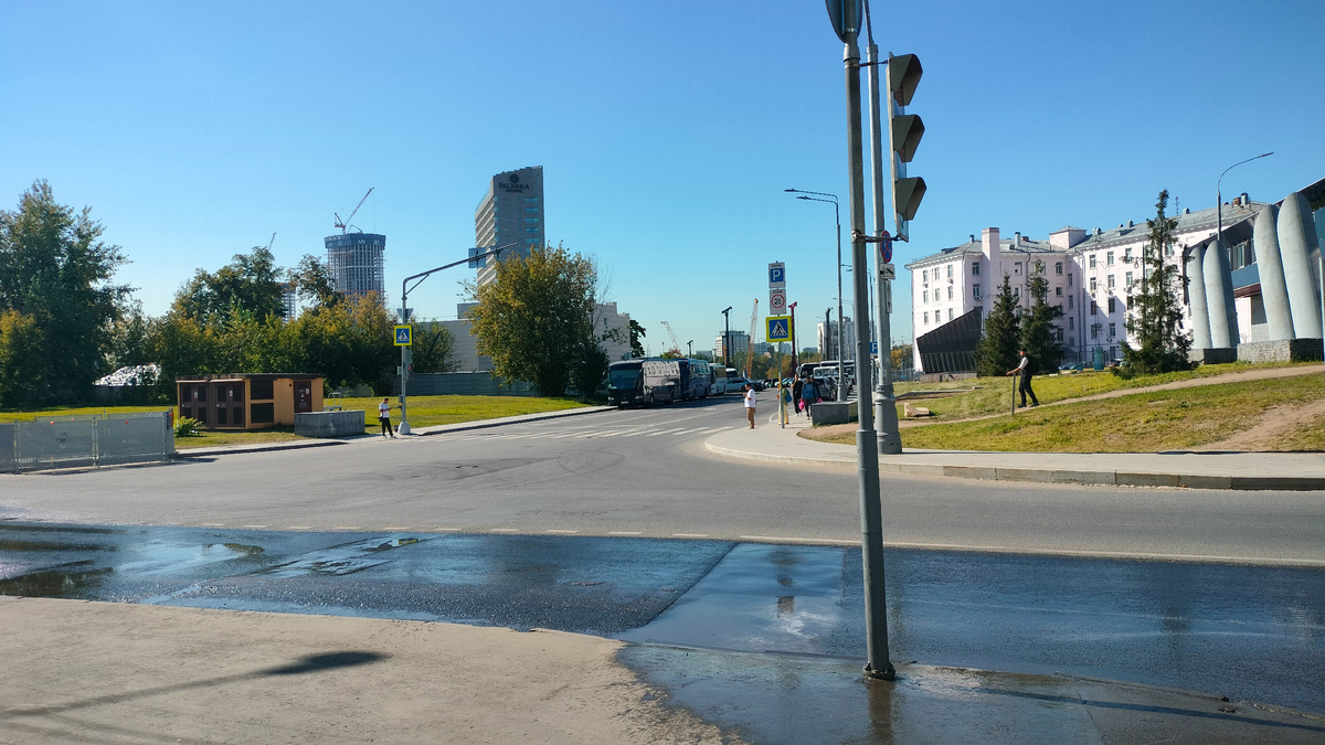 4-я Магистральная улица, вид в сторону МЦК. Ранее тут проходил железнодорожный переезд возле которого стоял заброшенный домик дежурного