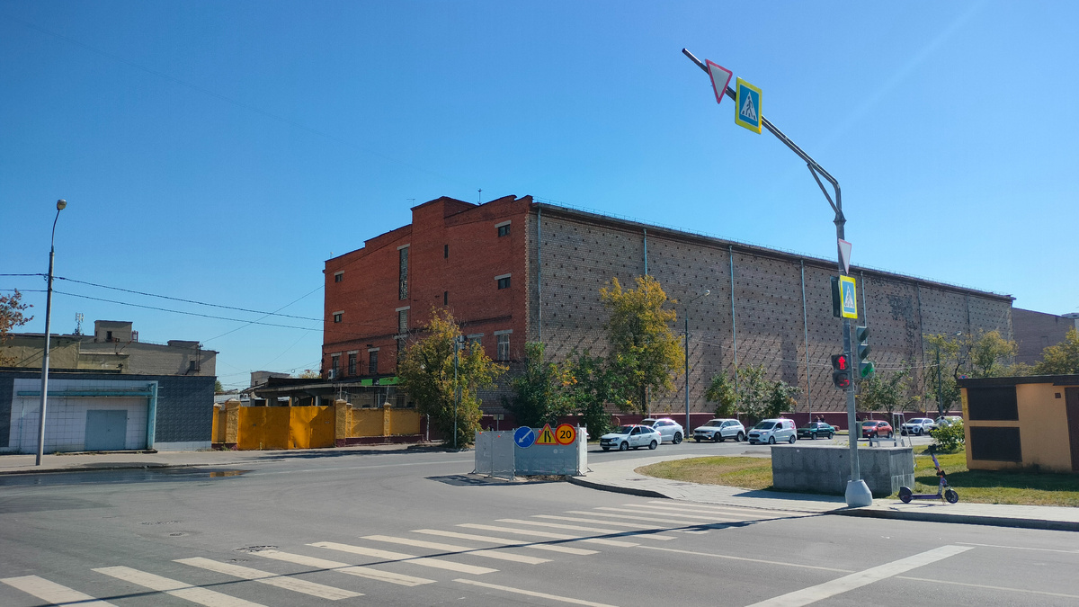 Одно из складских зданий, строение 1963 года