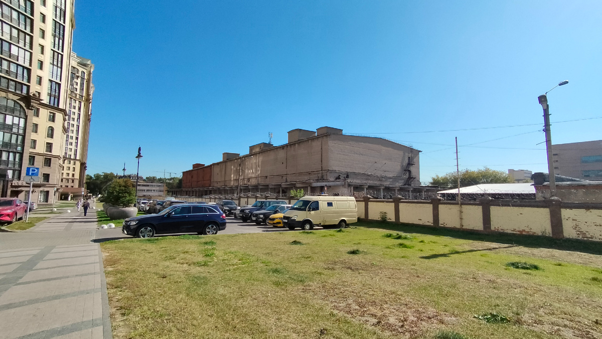 Дорога от 4-ой до 5-ой Магистральной улицы, проходит на месте железнодорожных путей между жилыми домами и складскими зданиями