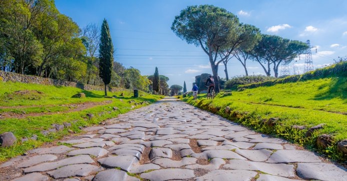 Аппиева дорога. Её построили 2300 лет назад и она все ещё держится. В чём секрет её прочности?