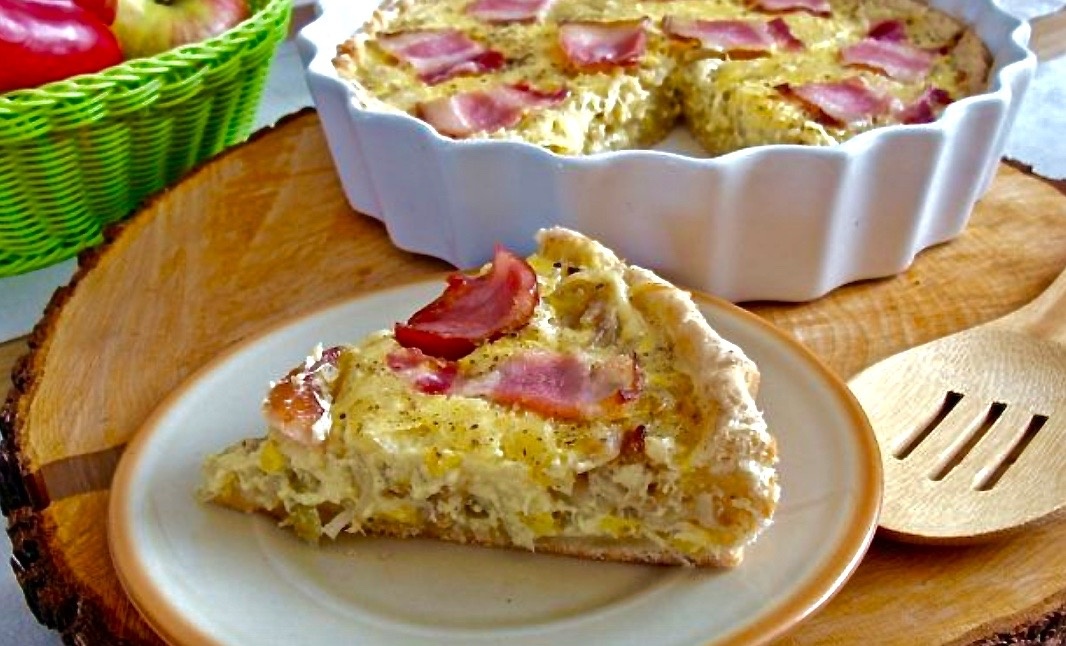 Закусочный пирог с сыром, луком и яблоками.