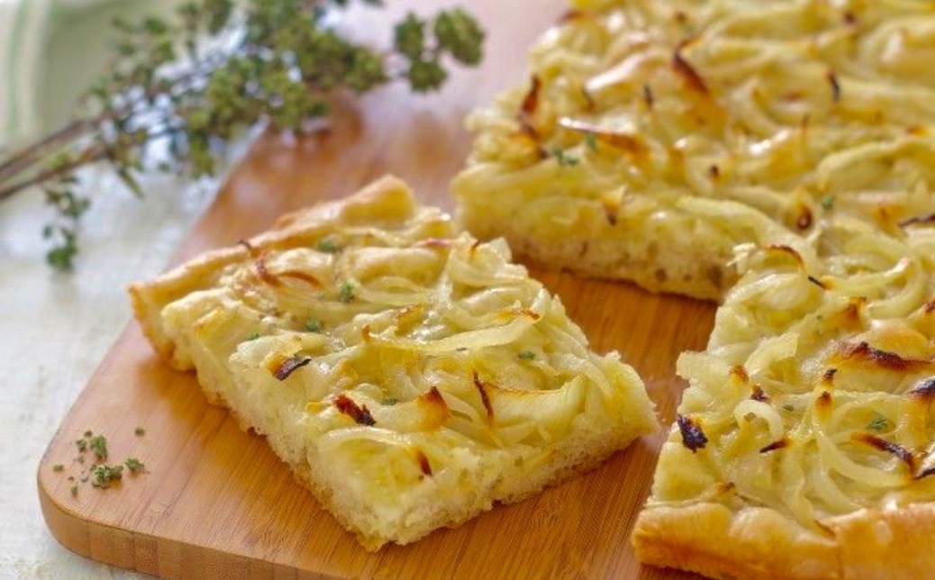 Пирог с луком и сыром.