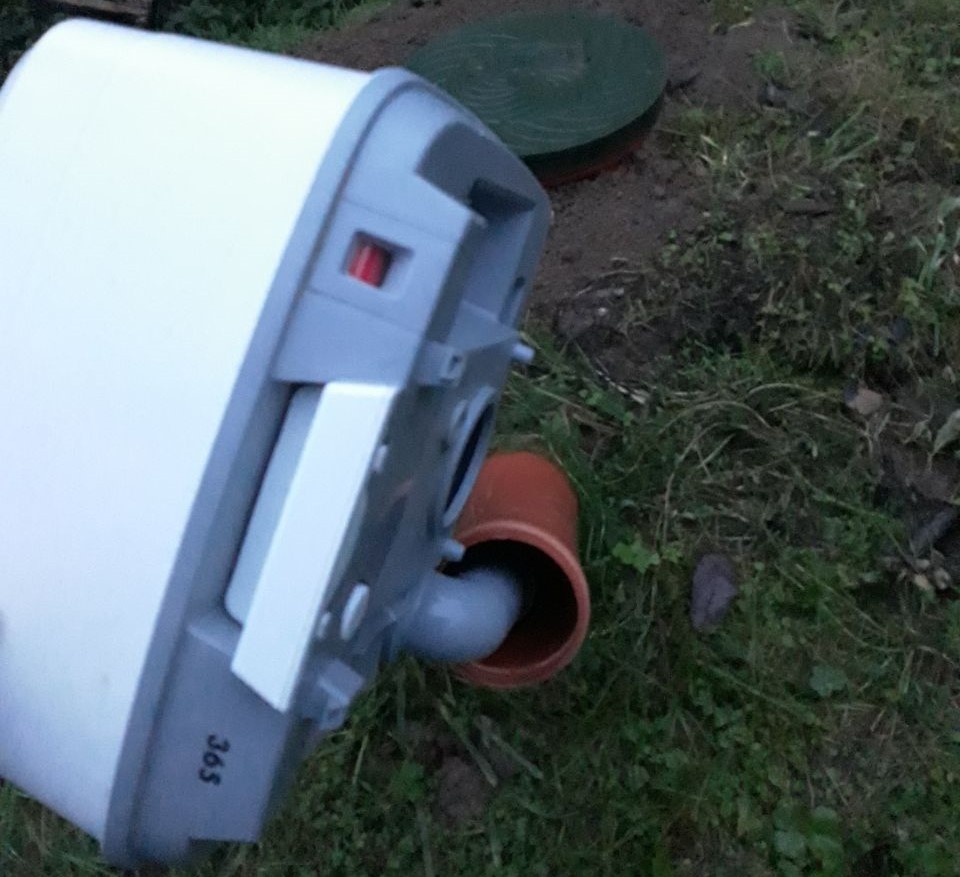 Выливаю накопленное в септик. Труба в септик под 45 градусов - оптимально. Фото автора