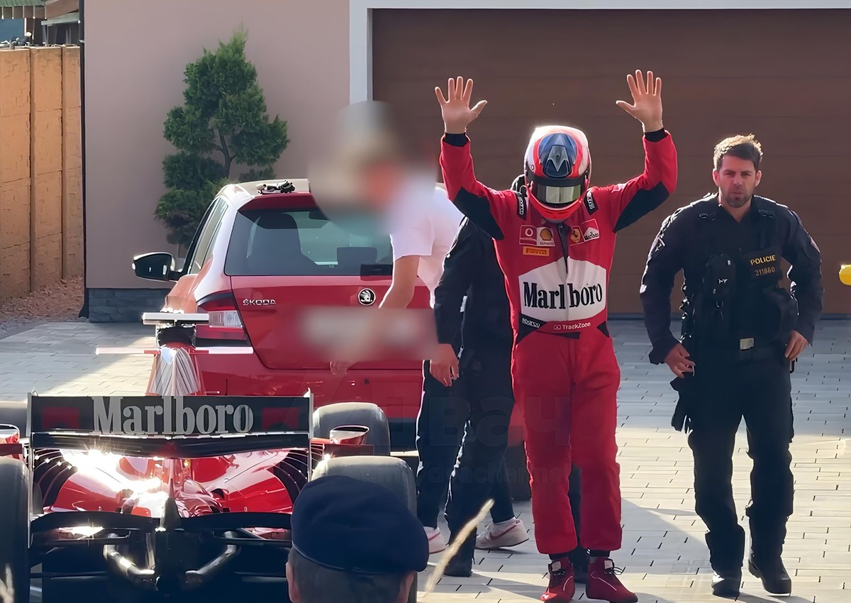    Сначала водитель отказывался покидать болид, но потом сдался