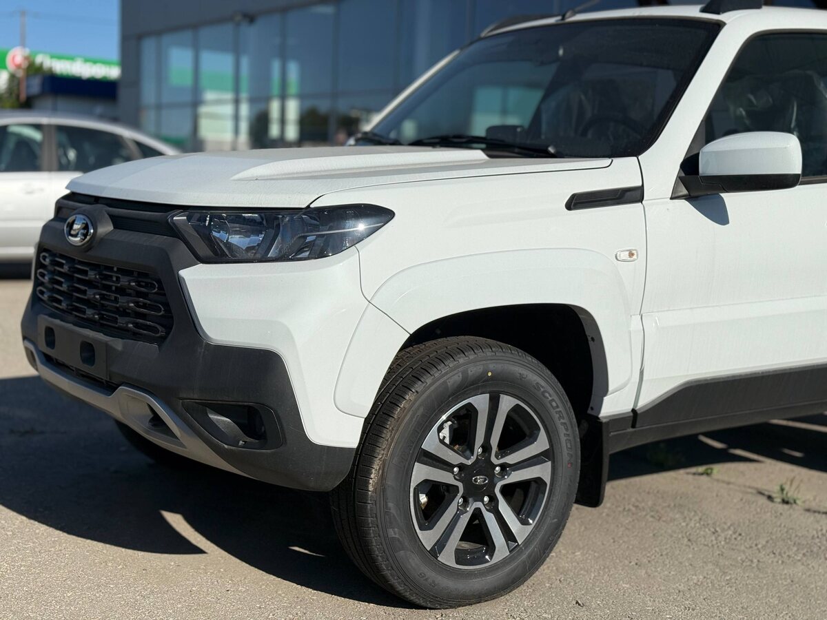 Снаружи Travel узнаётся по более агрессивному пластиковому обвесу на колёсных арках, дверях и бамперах. Он не только придаёт «крутости», но и защищает кузов от веток и мелких камней. Запаска на пятой двери — визитная карточка, которая намекает на серьёзные намерения.