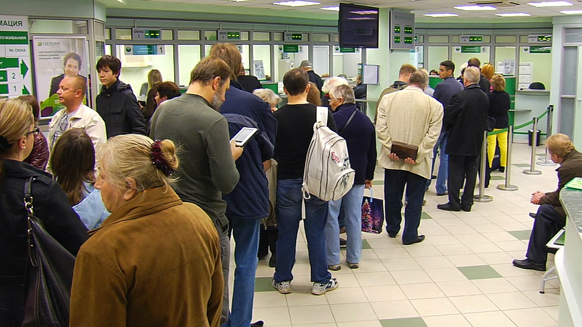 Представьте: доходность вкладов обрушилась — и народ гурьбой идёт снимать деньги