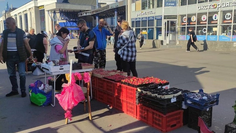    Рейд против незаконных торговцев в Петербурге. Автор фото: t.me/spb_zakon