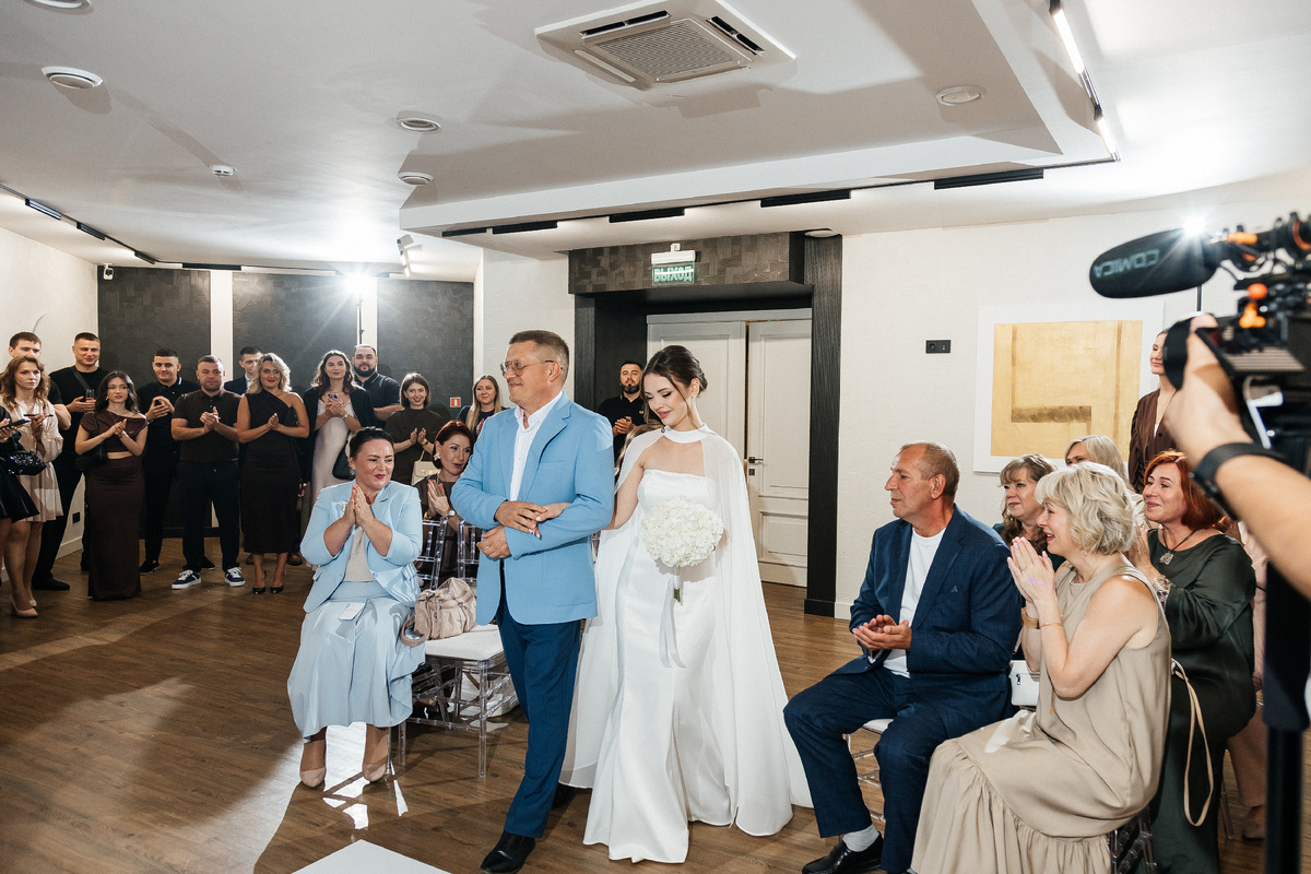 Отец ведет невесту к ее избраннику.