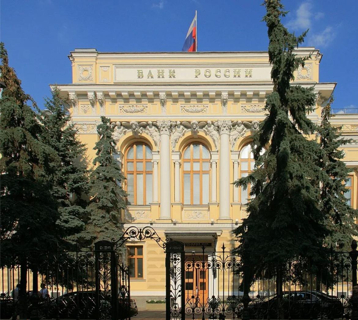 Снижение ключевой ставки - это всегда палка о двух концах. С одной стороны, дешевеют кредиты, что радует заёмщиков и бизнес. С другой -  падает доходность вкладов, что огорчает вкладчиков.