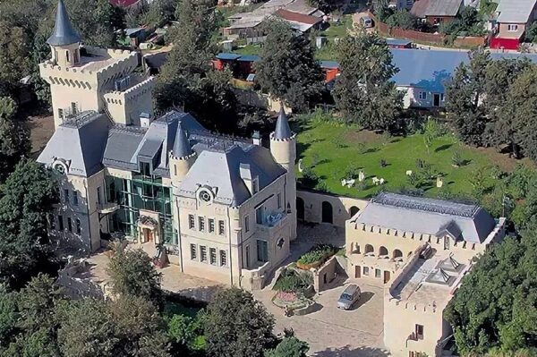    Замок Пугачевой и Галкина в деревне Грязь.