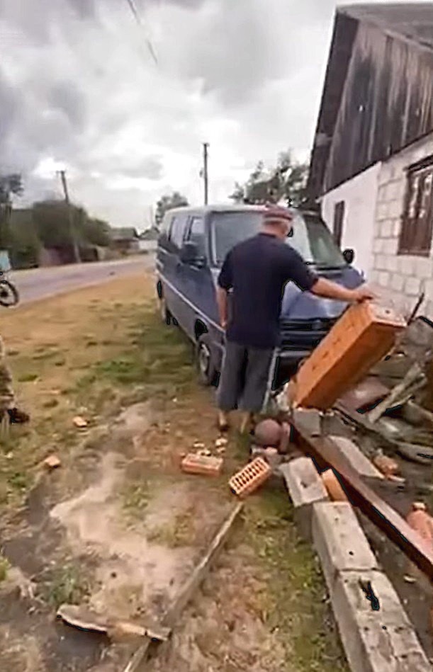   В Ровенской области пьяные сотрудники ТЦК на авто разгромили заборы жителям села