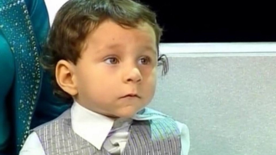 Называли мучением на всю жизнь и дарили перчатки: Родная мать бросила малыша без рук, а приемная вырастила успешным человеком