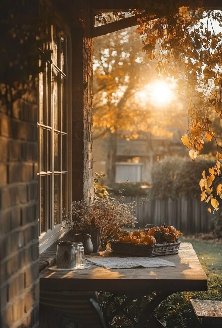 Фото из открытых источников в интернете. Мое воображение сразу же дорисовало окно открытым. Прекрасная иллюстрация проникновения сада в дом и дома в сад.