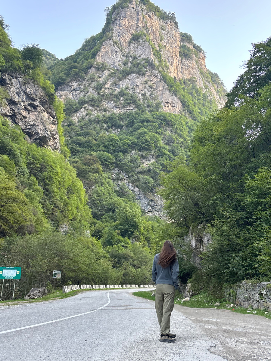 По дороге водитель остановил нас в красивом месте набрать воды и сделать фотки