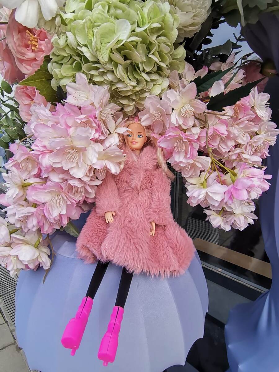 Снежана и розовые цветы