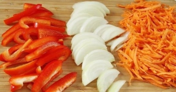 2 средних луковицы, 1 крупный перец, 2 срених моркови нашинковать.