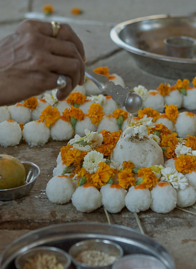 В этот период предкам со времен Вед предлагают пищу (рисовые шарики) и воду.
