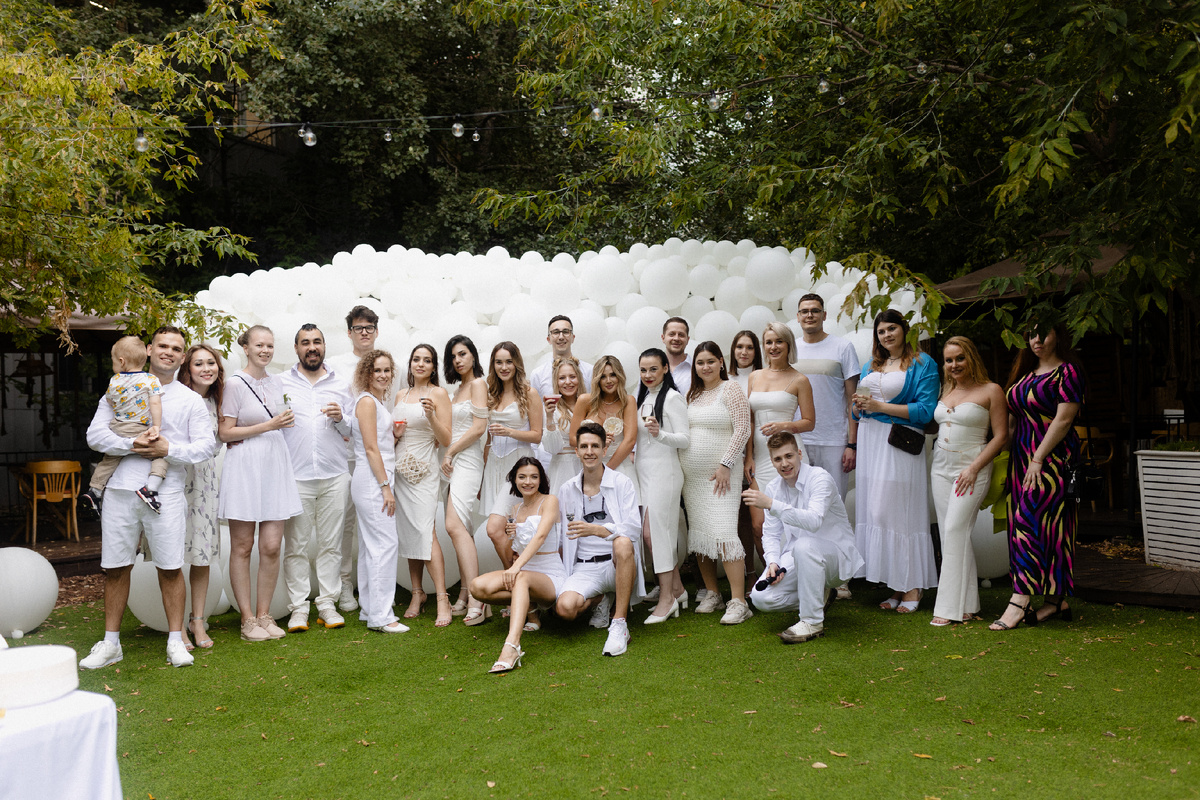 Игра: попробуйте обнаружить трёх других невест. Подсказка: это очень яркие девушки