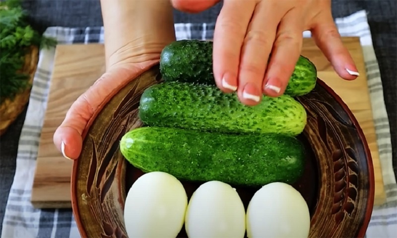 Салат с огурцами, кукурузой и сырком: летний хит для всей семьи