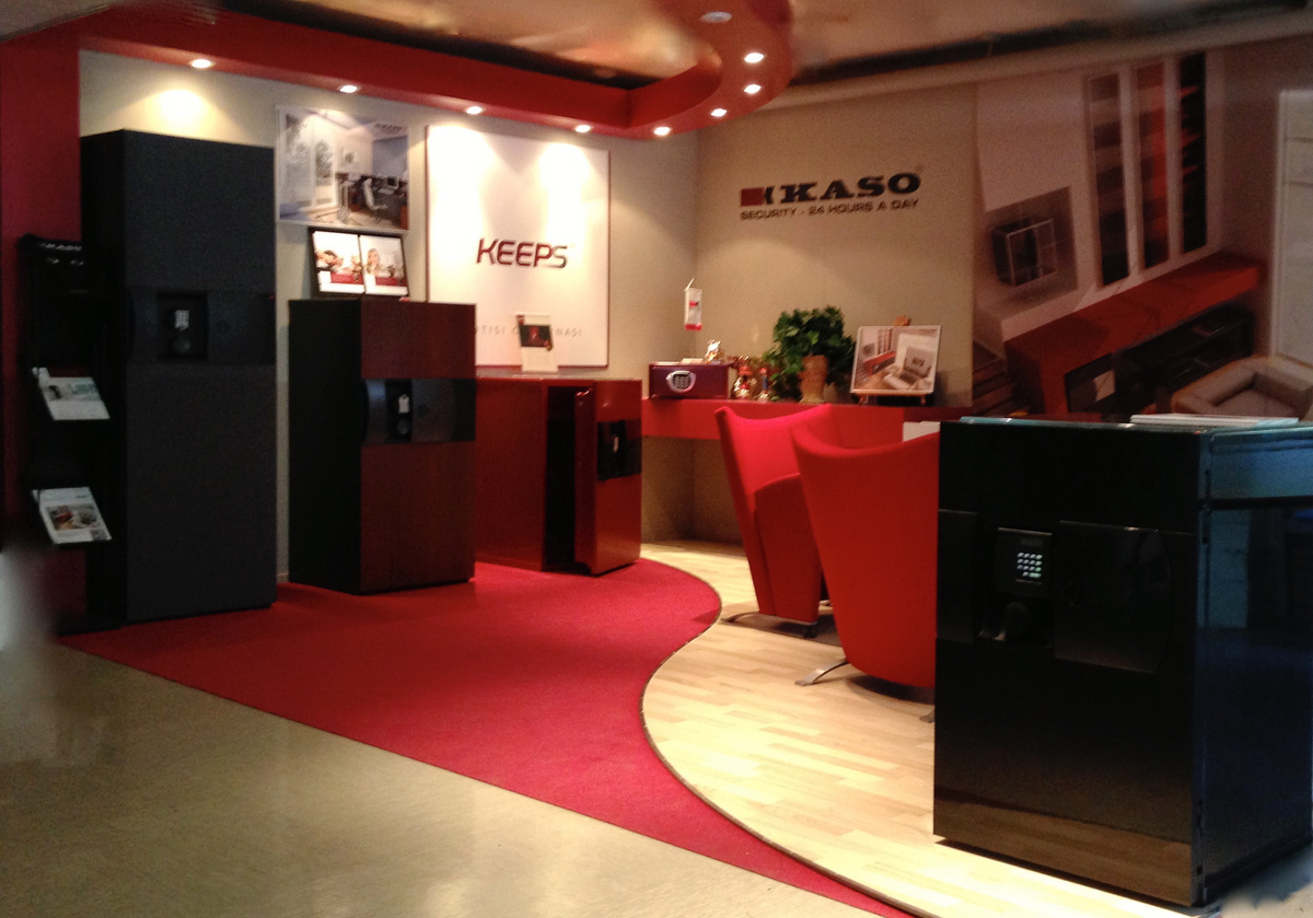 Шоу-рум завода KASO в Хельсинки с представленными в версии Keeps сейфами всех размеров
