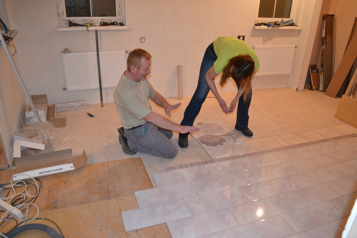 Мы с мужем моей сестры раскладываем плитку пока на полу - чтобы понять узор