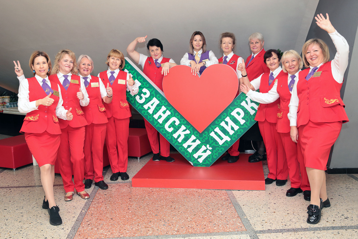 Капельдинеры Казанского цирка, в центре - главный администратор Альбина Абдуллаева