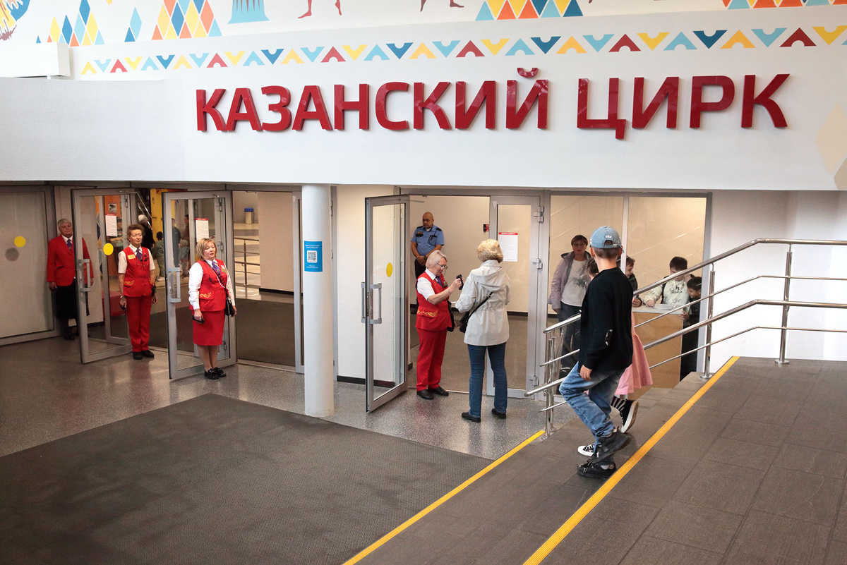 Капельдинеры на входе в Казанский цирк