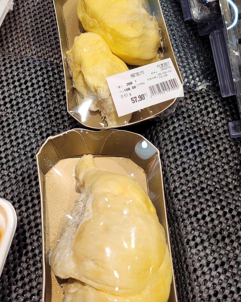 Разделанный дуриан в супермаркете. Внутри - большая косточка